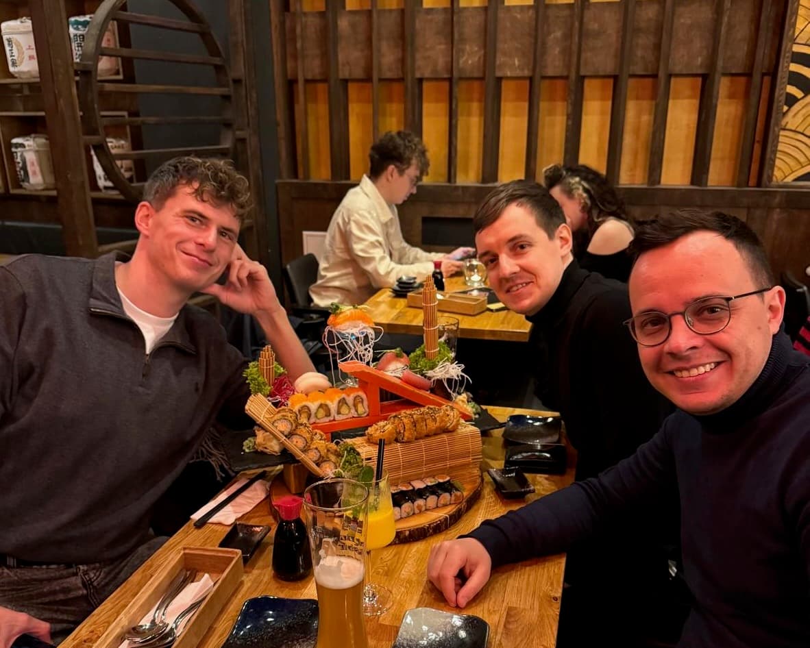 Die drei Gründer von Cherry Pie Labs an einem Tisch